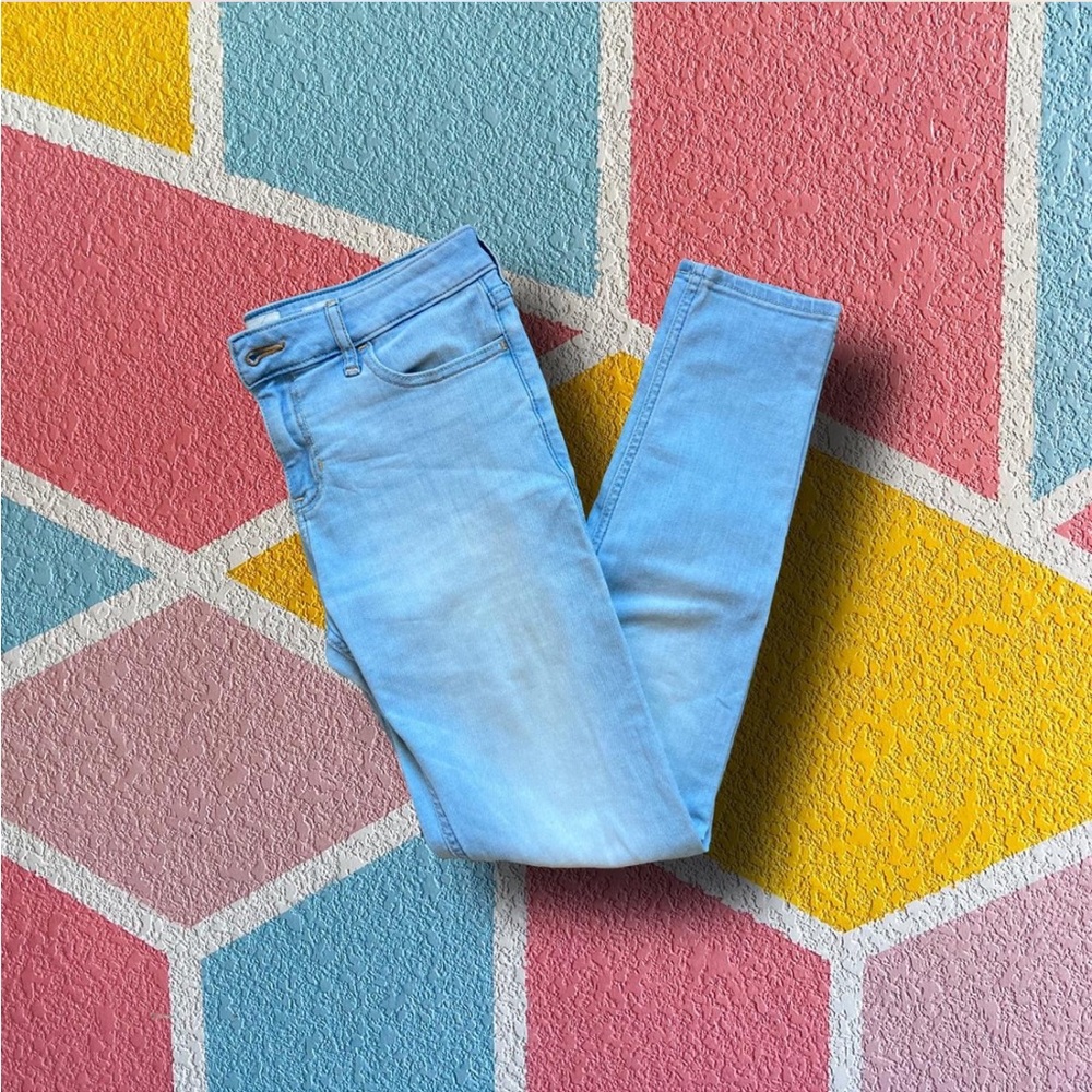 must have light blue HOLLISTER jeans!!